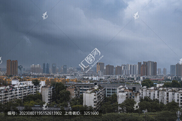 暴雨來臨前的鄭州