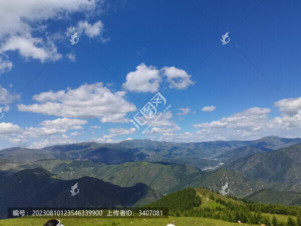 藍(lán)天白云山脈