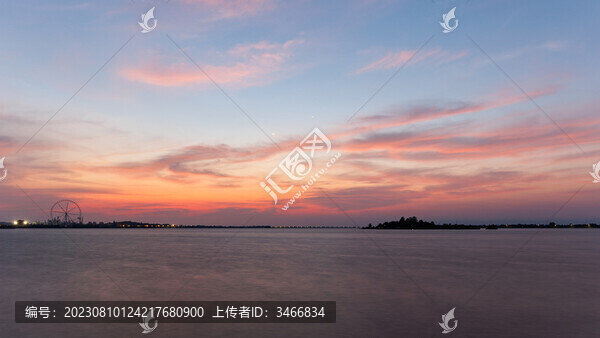 清晨湖光水色