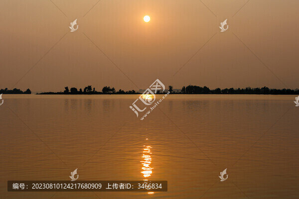 清晨湖光水色