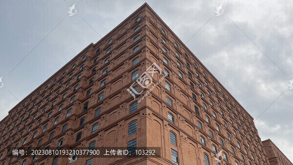 仰拍的紅樓房