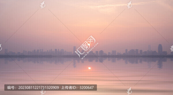 武漢東湖城市湖面上的日落