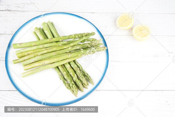 擺盤里新鮮的蘆筍