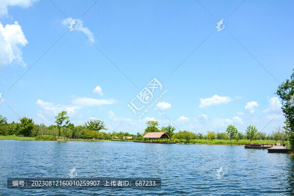 藍天白云綠樹湖面