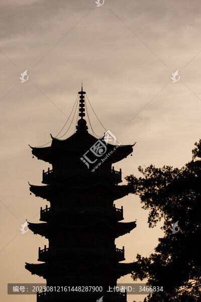 日落時(shí)分古塔剪影
