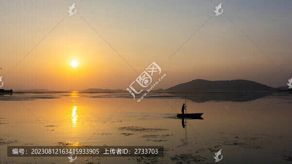 夕陽下太湖漁船