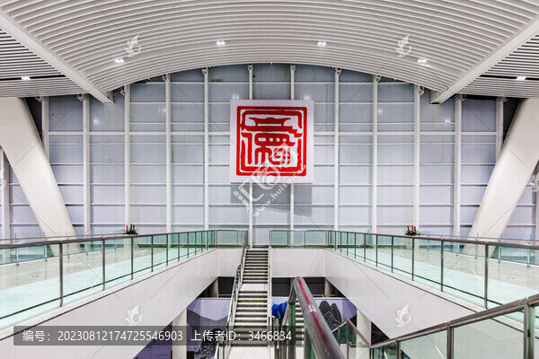 夜晚新常德火車站內(nèi)外
