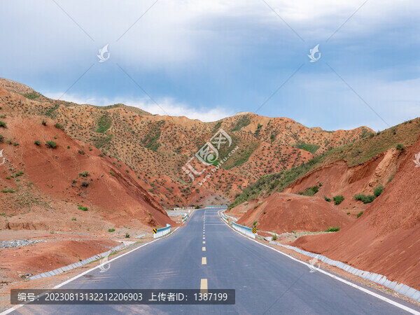 新疆S101公路丹霞地貌