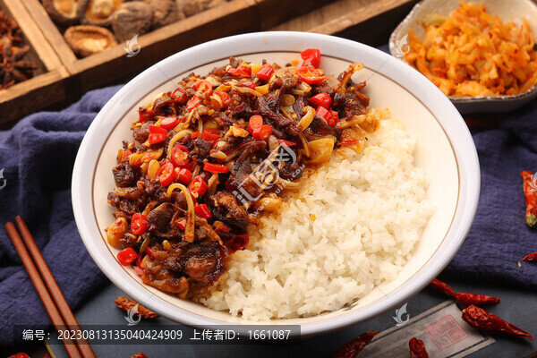 爆炒脆骨蓋碼飯