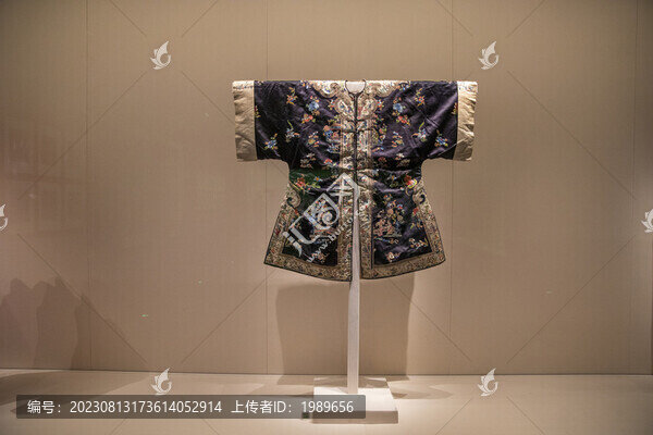 清代石青地刺繡人物花卉女褂
