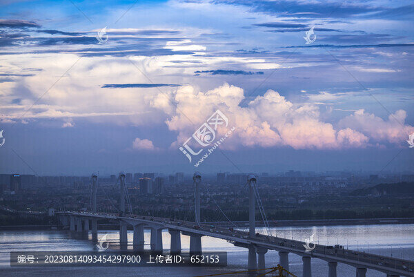 藍(lán)天高積云下的江東大橋