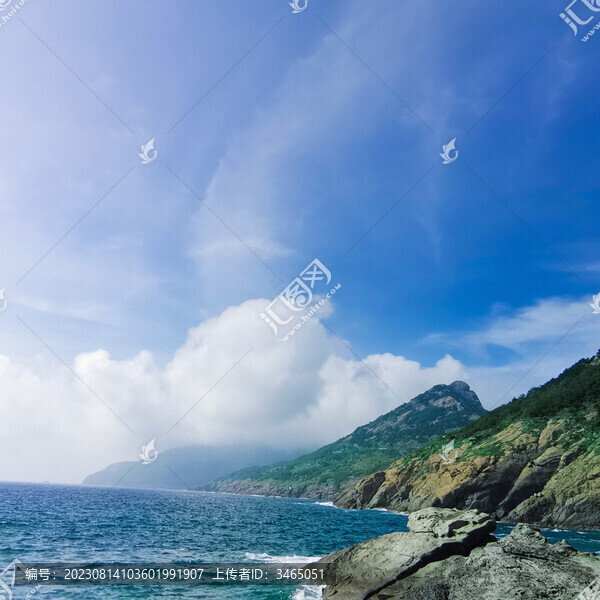 藍(lán)色天空下的白云大海