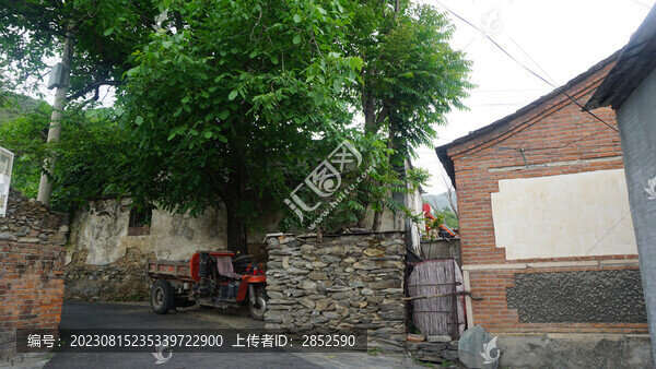 停在院外的農(nóng)用三輪車