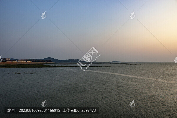 湖上晚霞