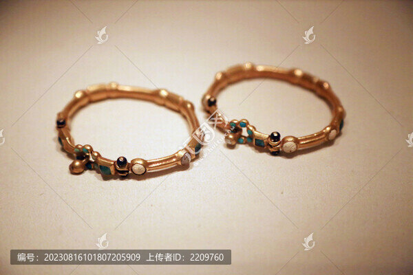 嵌珍珠寶石金手鐲