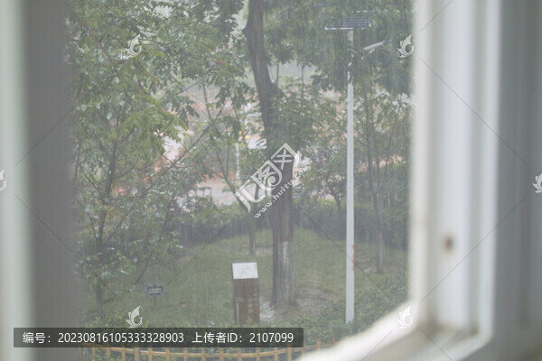 窗外大雨