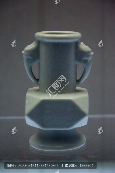 纏枝牽?；y倭角獸方耳瓶