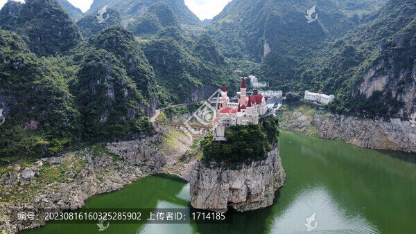 航拍貴州興義萬峰湖城堡酒店