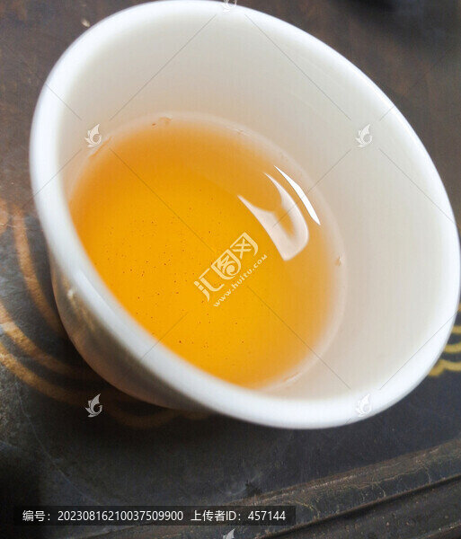 金黃色茶水