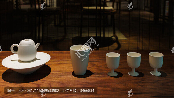 茶館中的桌子與茶具