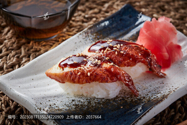 手握鰻魚壽司