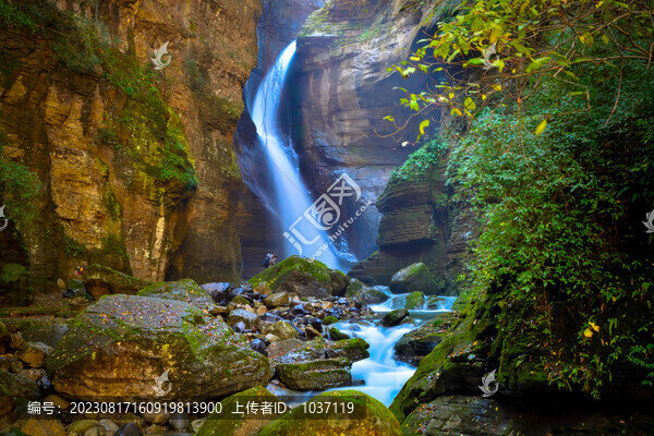 米倉(cāng)山溪流瀑布