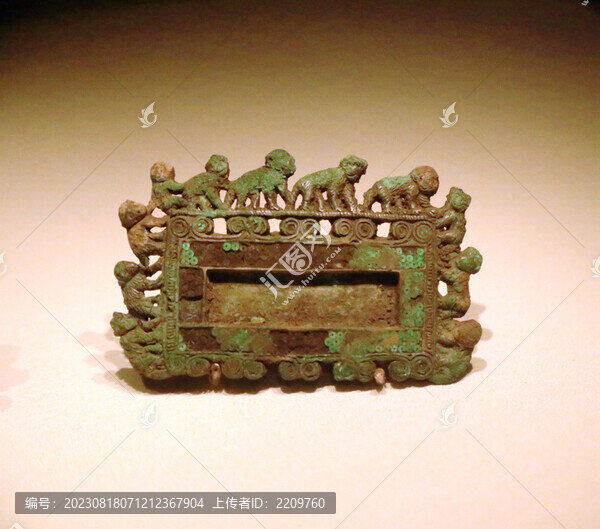 方形群猴環(huán)邊青銅扣飾