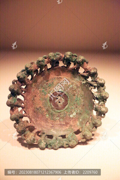 群猴環(huán)邊青銅扣飾