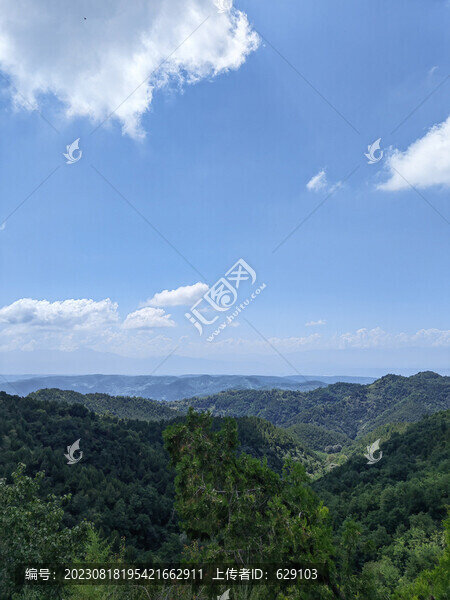 遠(yuǎn)山白云藍(lán)天
