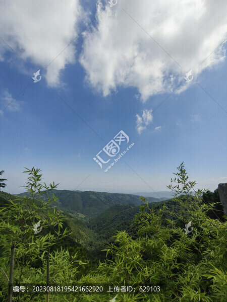 遠(yuǎn)山藍(lán)天