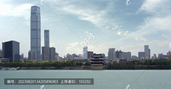 長沙湘江江畔的高樓大廈