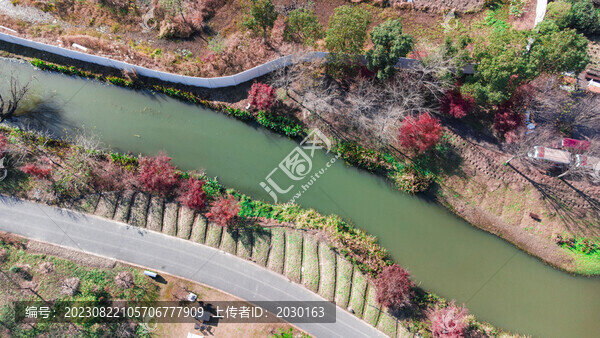 航拍秋天的河道