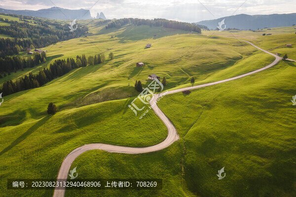 航拍陽光下的高原草甸自然風(fēng)景