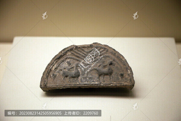 雙騎士紋半瓦當(dāng)