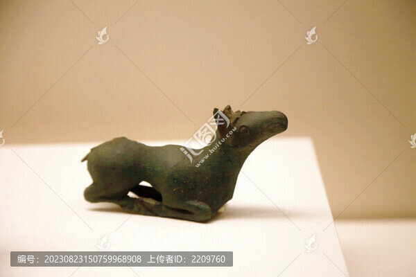 臥鹿形青銅飾件