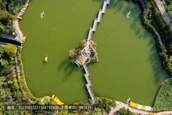 中式園林湖面的小船