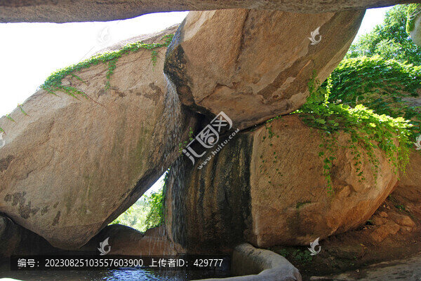 云瀑冬天巨石