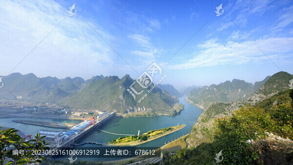 自然山峰河流景觀