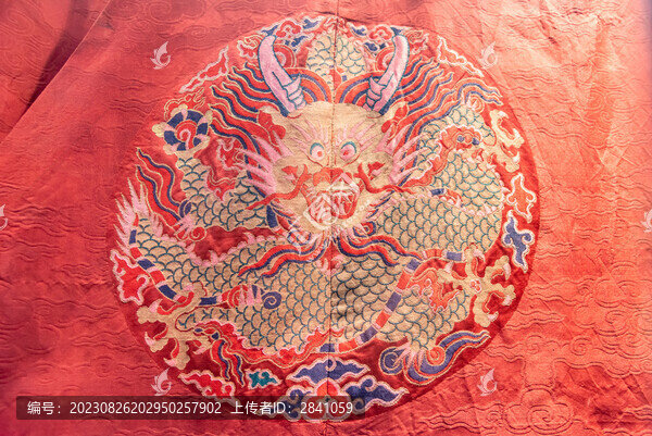 明代紅四合云紋地十二團龍袍