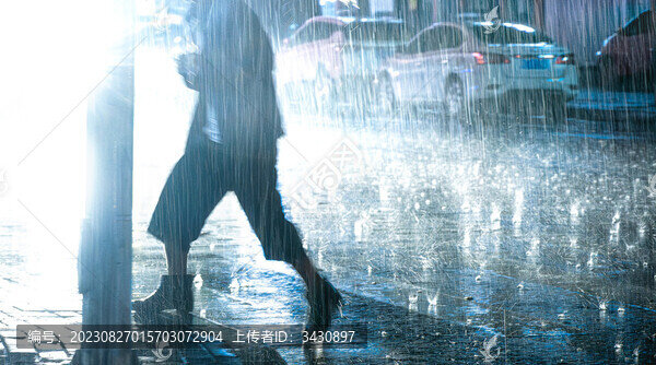 雨天過(guò)馬路的人