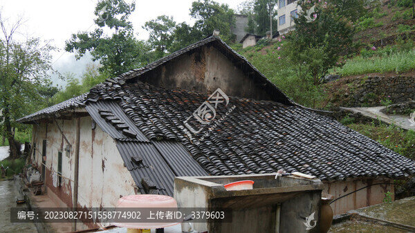 農(nóng)村破舊的土墻瓦屋