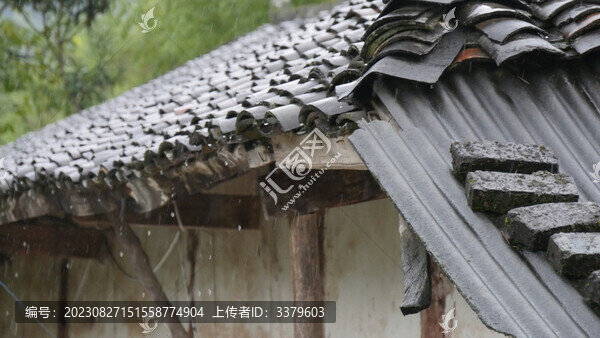 農(nóng)村破舊的土墻瓦屋