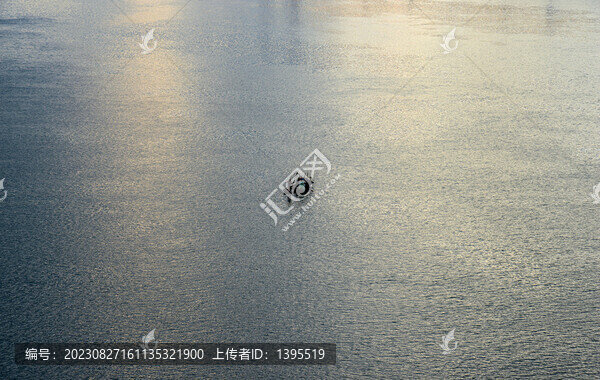 江中小船