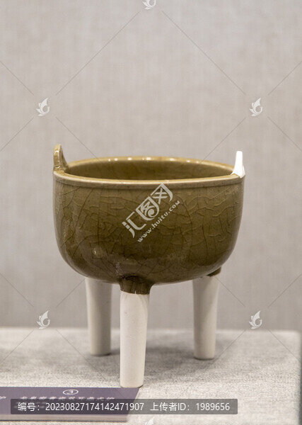 南宋龍泉窯青瓷雙耳鼎式爐