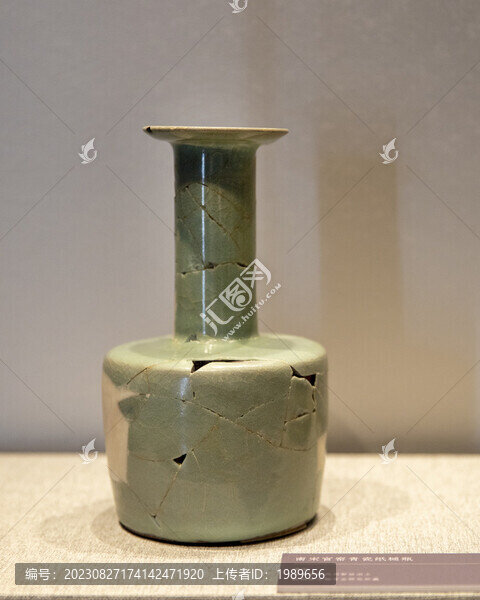 南宋官窯青瓷紙槌瓶