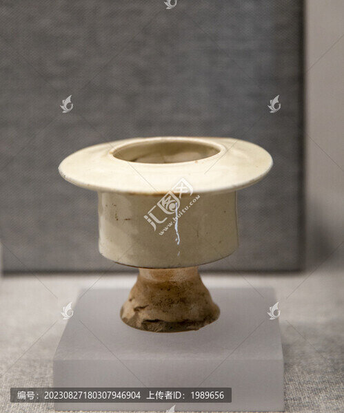 北宋磁州窯化妝土白瓷折沿爐