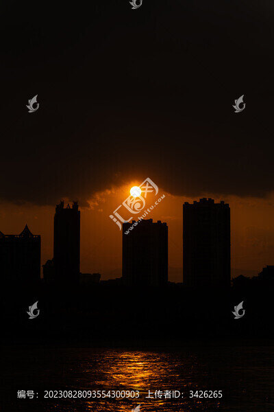 夕陽下的城市輪廓