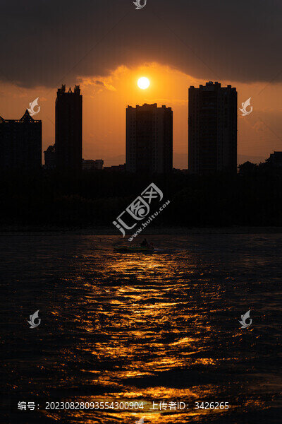 夕陽下的城市輪廓