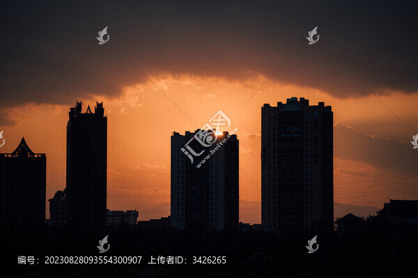 夕陽下的城市輪廓
