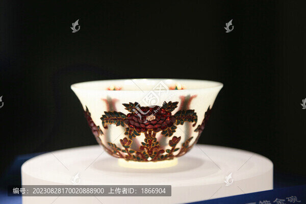 白玉嵌寶石描金碗